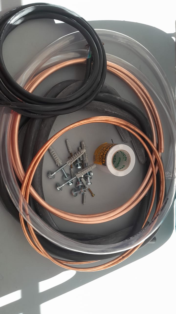 Kit de instalación 5/8 y 3/8. 3 mts de caño de 5/8. 3 mts de caño de 1/4. 3mts de aislante de 5/8x6mm. 3 mts de aislante de 1/4x6mm. 3 mts de manguera cristal de 5/8. 3 mts de cable taller de 5x2,5mm. 1 cinta sin pegamento. 1 kit de tornillos de 12mm y ménsula de 52 cm-----